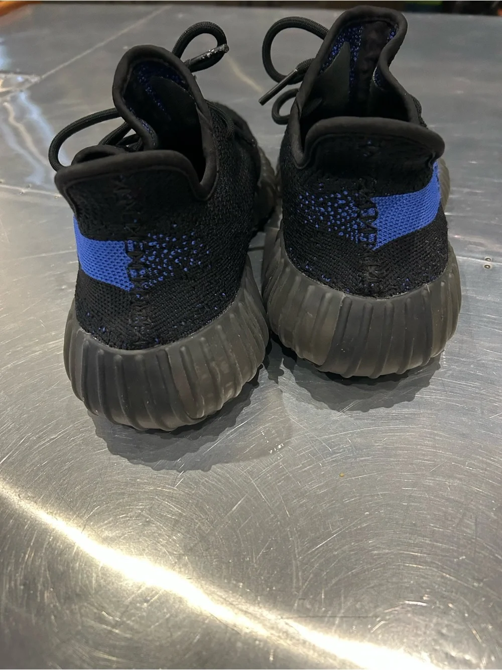YEEZY BOOST 350 V2 BLACK SNEAKER WITH BLUE STRIPE